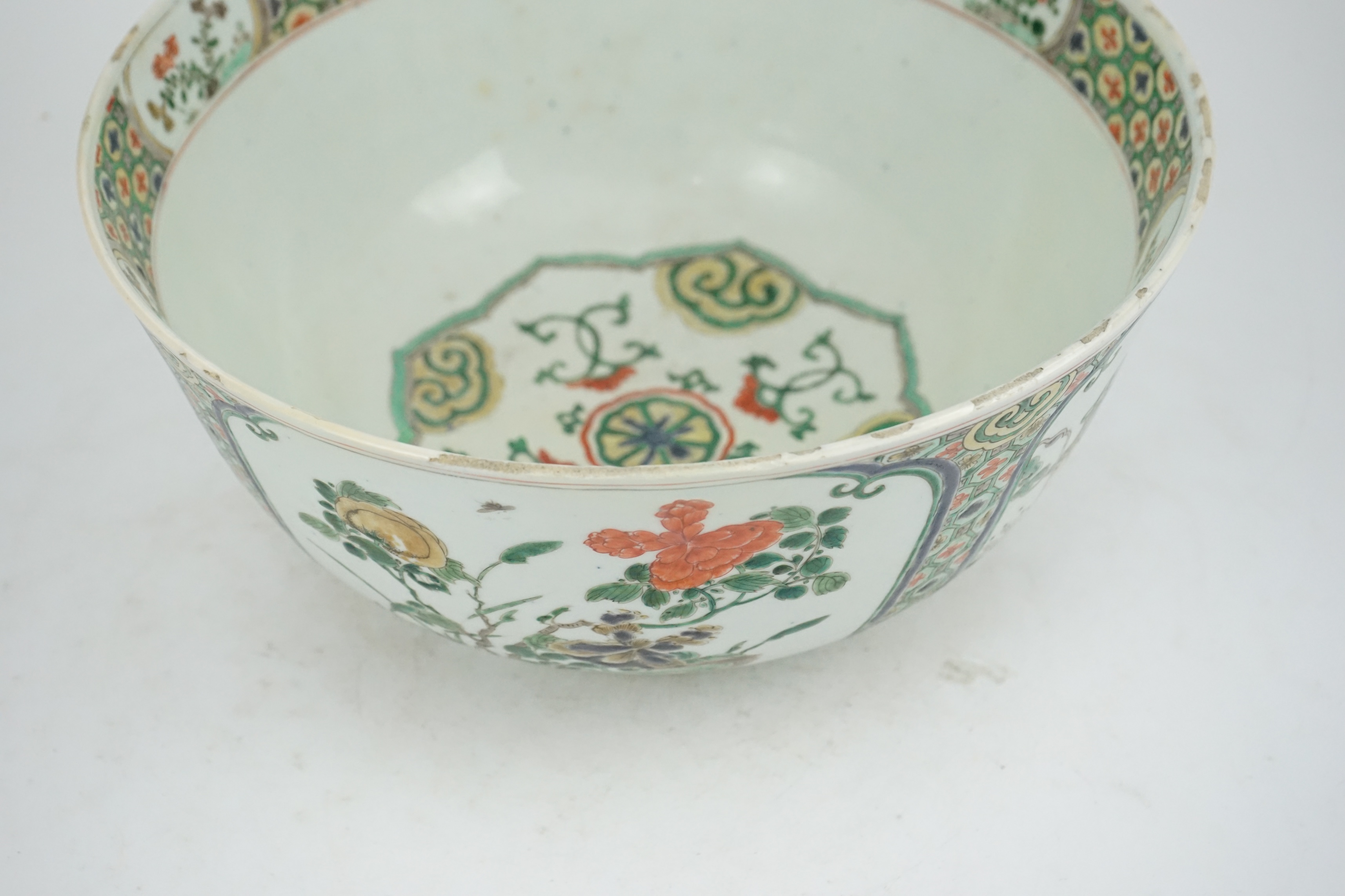 A large Chinese famille verte bowl, Kangxi period (1662-1722)